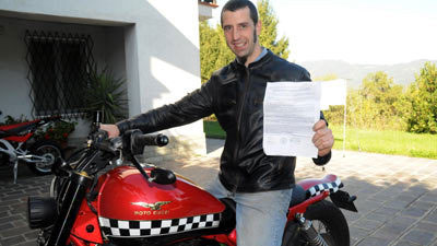 A repülő motoros http://ize.hu/_files/pics/00013/00013533.jpg